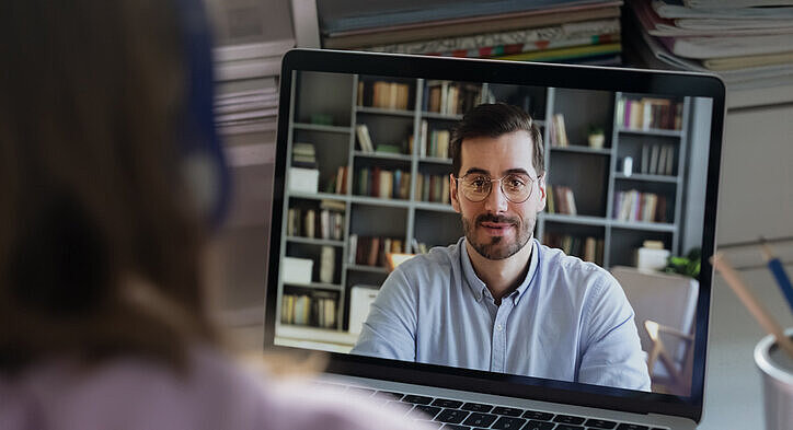 Abbildung zeigt eine Videokonferenz zwischen Eltern und Lehrern